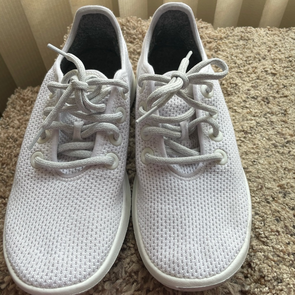 Allbirds women’s white sneakers in size 8